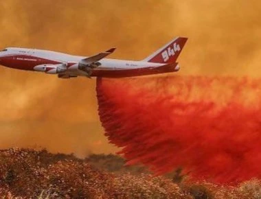 Ένα Boeing 747 μάχεται ενάντια στις φωτιές στην Καλιφόρνια (βίντεο)